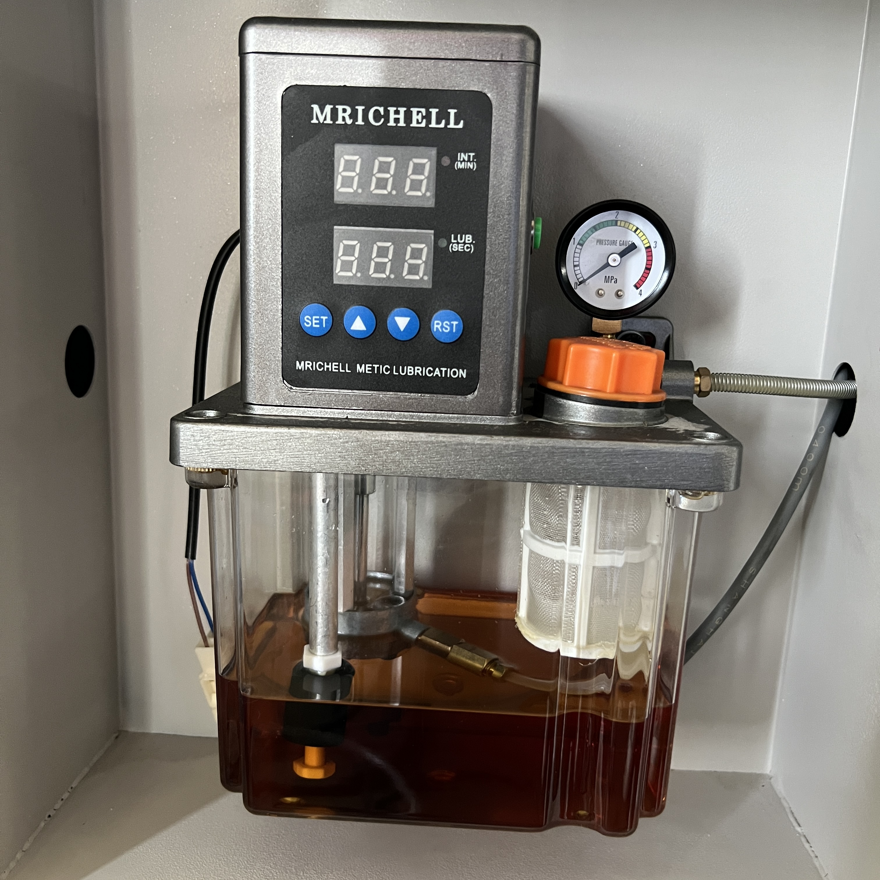 Auto lubrication with automatic oil separator