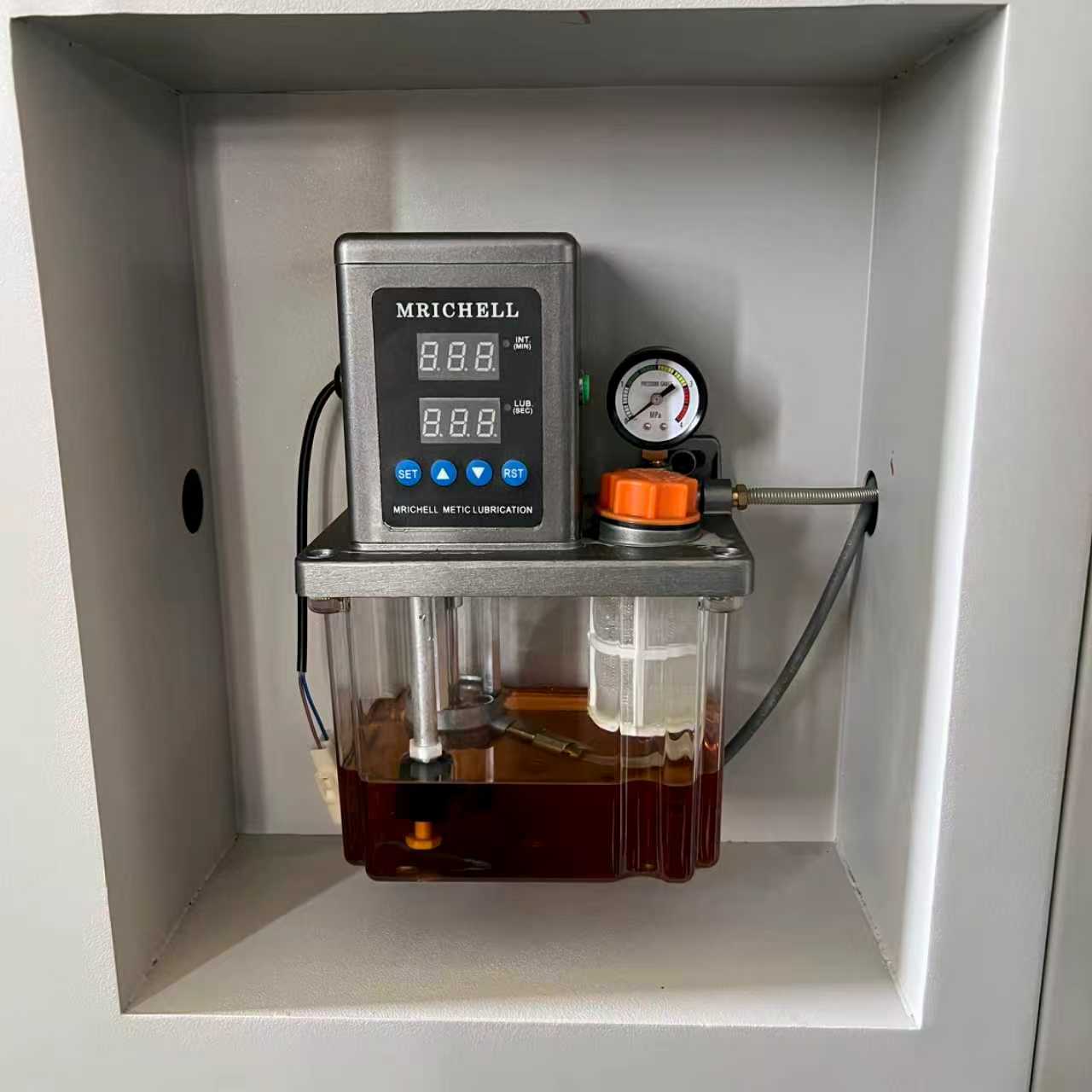 Auto lubrication with automatic oil separator