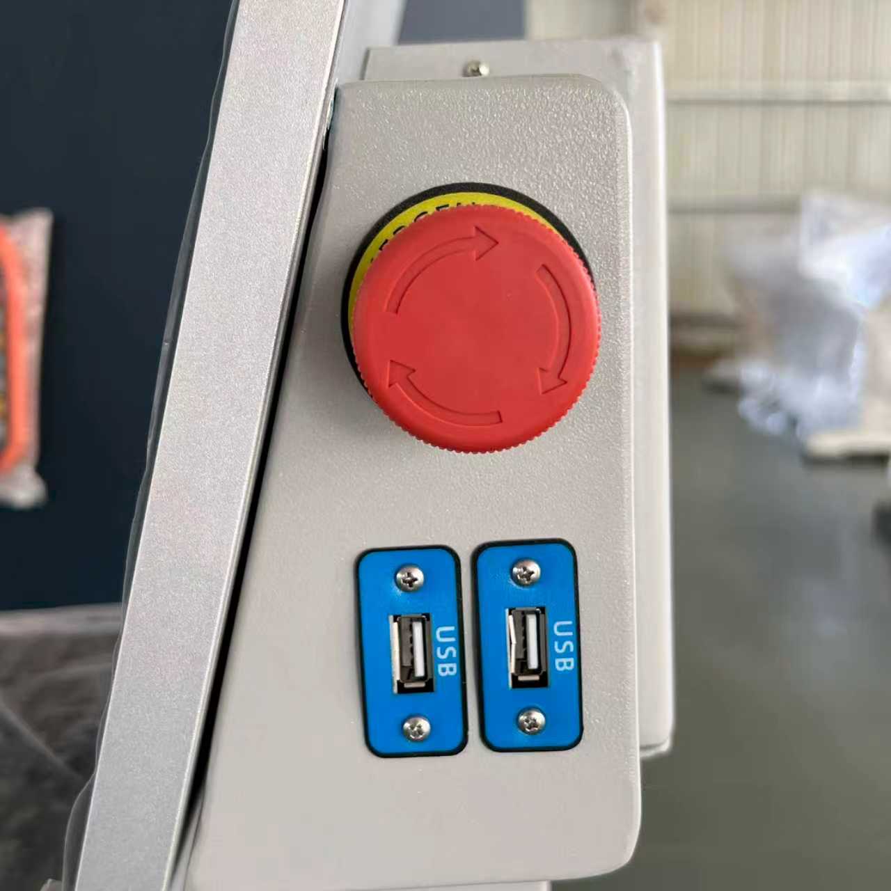 Laser cutting machine equipped with emergency stop button
