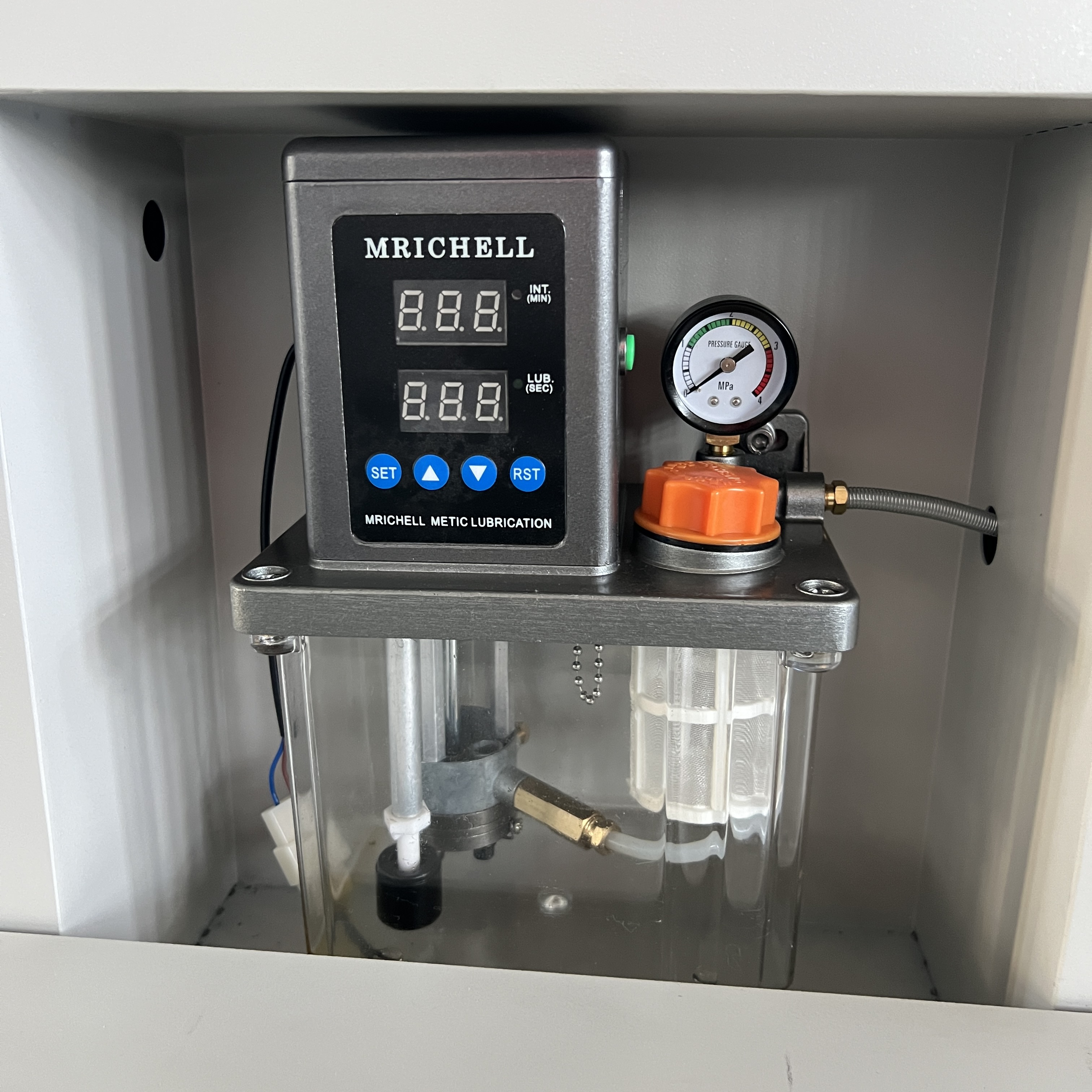 Auto lubrication with automatic oil separator